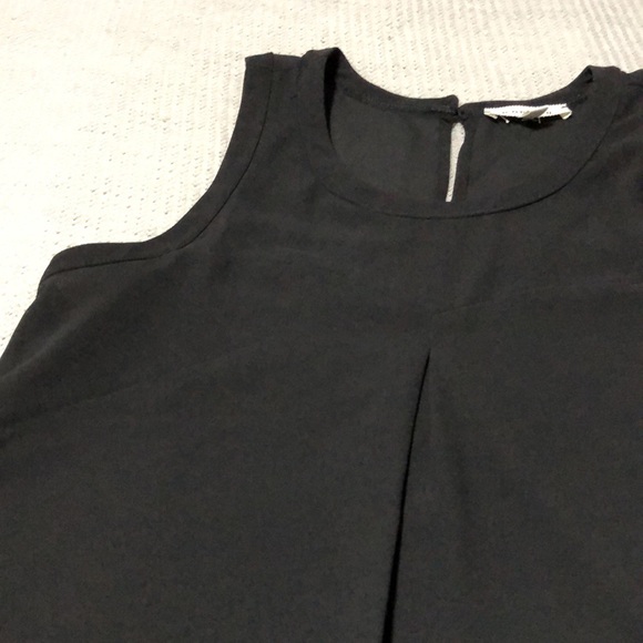Monteau Sleeveless Blouse - Picture 2 of 6